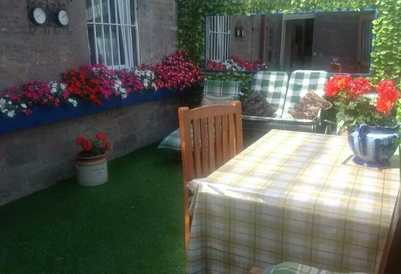 تختخواب و صبحانه Strathcona Guesthouse