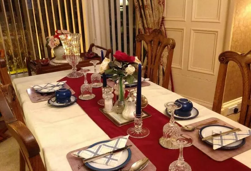 تختخواب و صبحانه Strathcona Guesthouse