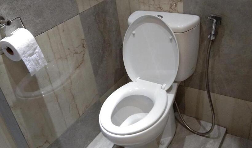 בית מלון כפרי Pintarman Service Aprtment @ The Stirling Suites