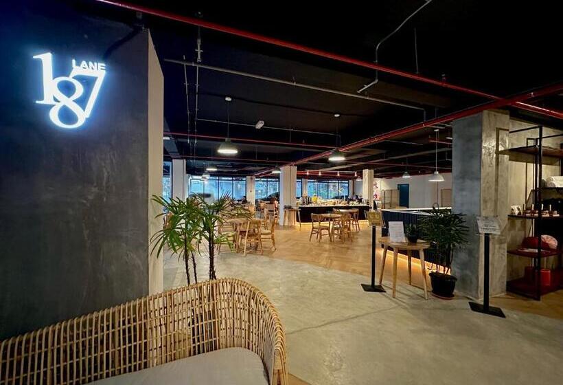 בית מלון כפרי Theatre