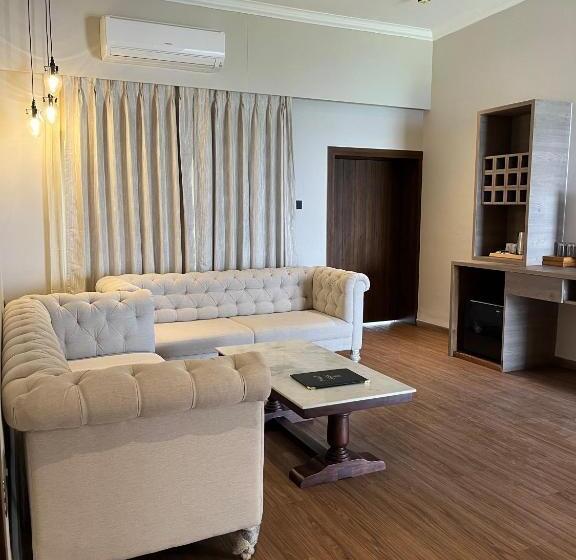 Narwar Lakefront Resort