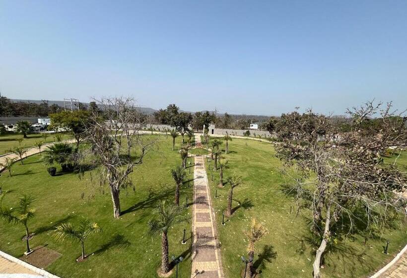 Narwar Lakefront Resort