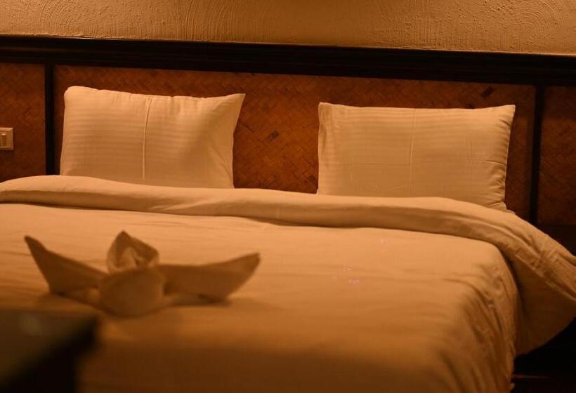 Lomakeskus Red Panda Jungle Camp A Unit Of Davinchi Homes Pvt Ltd