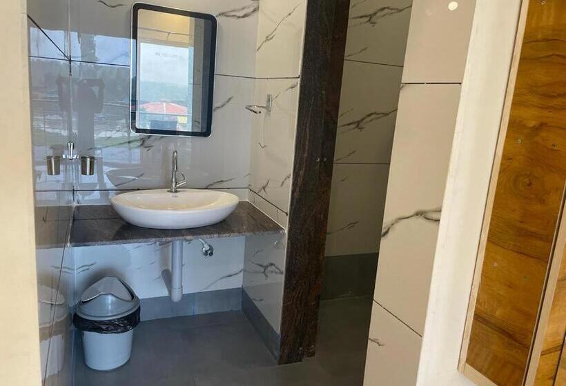 酒店 Dandeli Kingfisher Lake View Resort