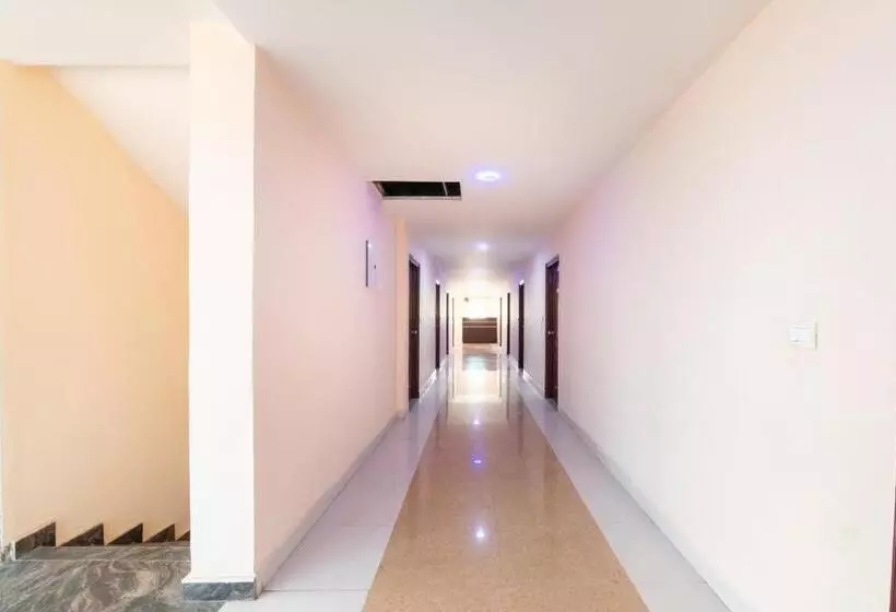 Fabhotel Leo Grand
