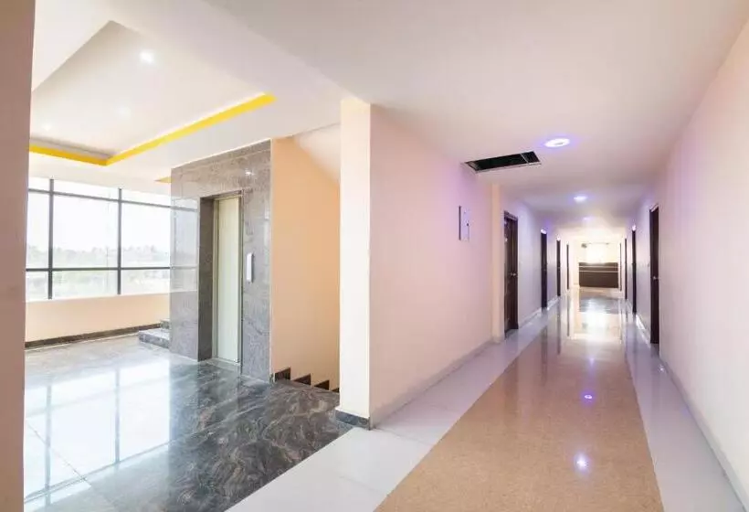 Fabhotel Leo Grand