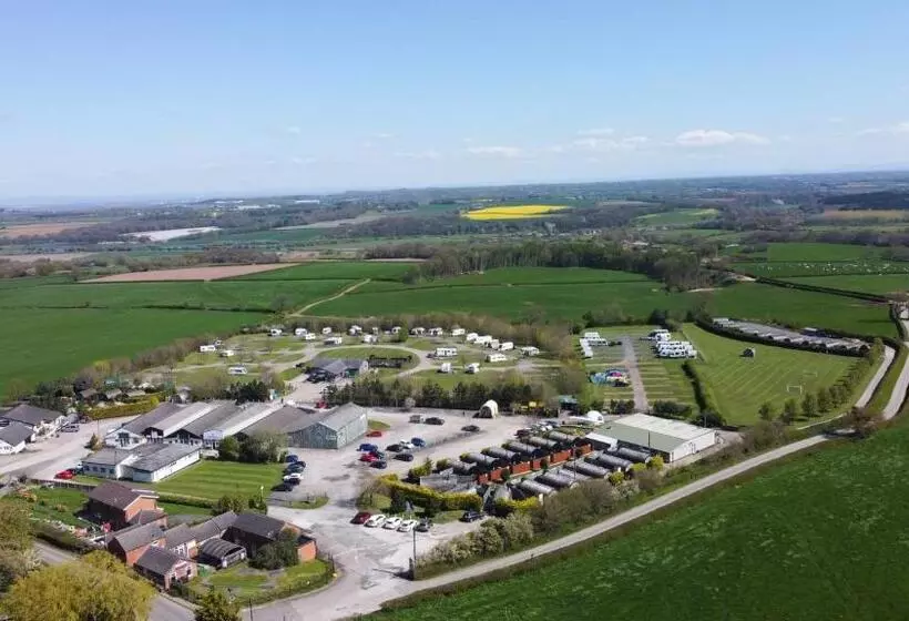 Hotelli Dog Friendly Stagecoach Glamping Pod With Hot Tub