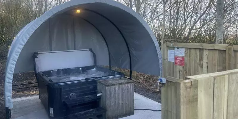 Hotelli Dog Friendly Stagecoach Glamping Pod With Hot Tub