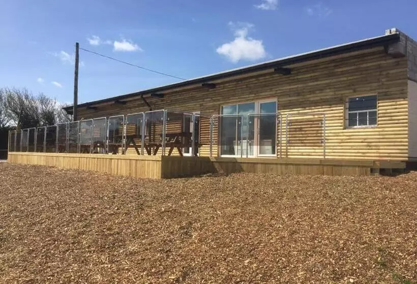 Hotelli Dog Friendly Stagecoach Glamping Pod With Hot Tub