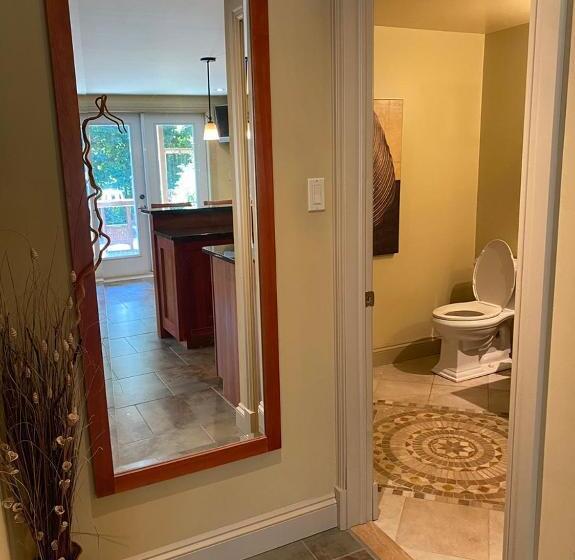 پانسیون Luxury Bachelor By Halifax Waterfront Hot Tub