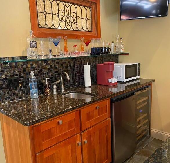 پانسیون Luxury Bachelor By Halifax Waterfront Hot Tub