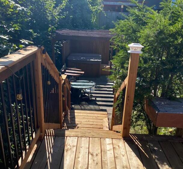 پانسیون Luxury Bachelor By Halifax Waterfront Hot Tub