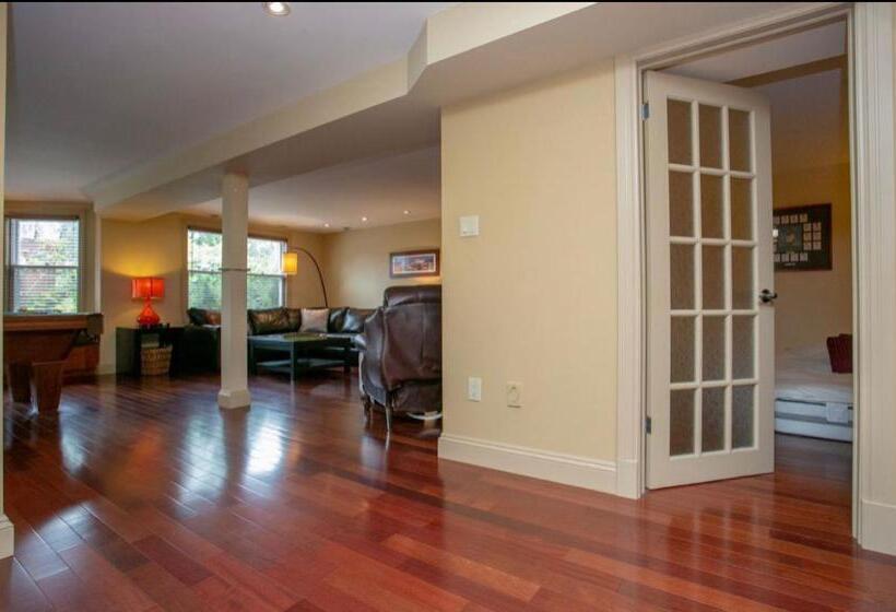 پانسیون Luxury Bachelor By Halifax Waterfront Hot Tub