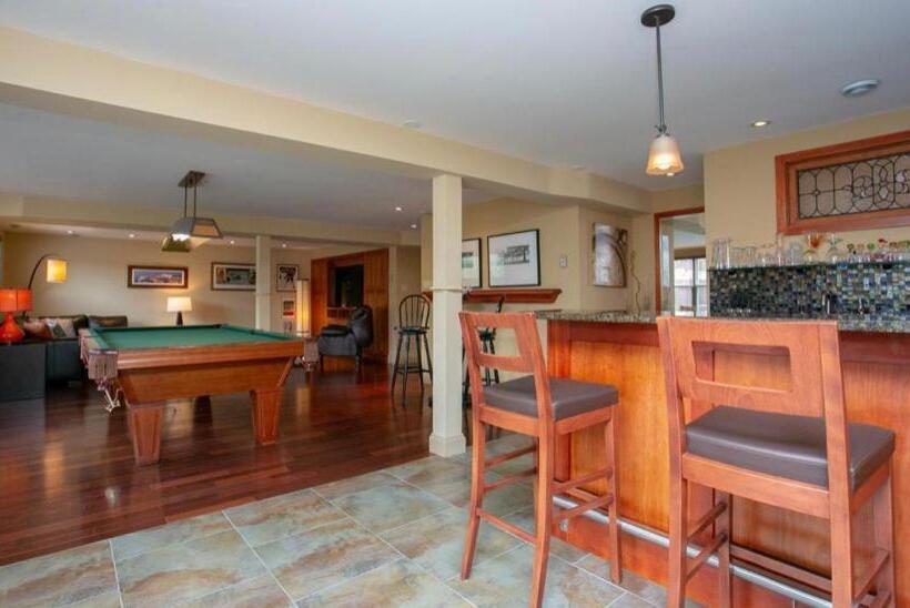 پانسیون Luxury Bachelor By Halifax Waterfront Hot Tub