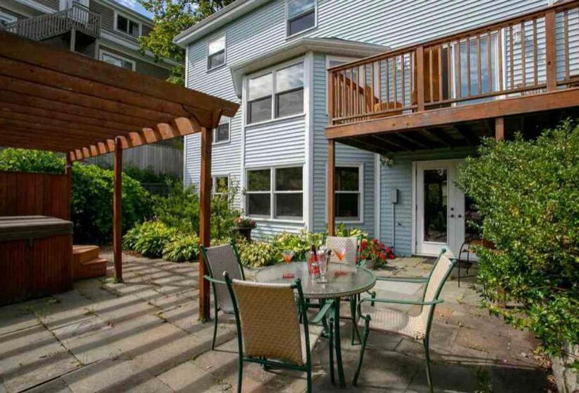 پانسیون Luxury Bachelor By Halifax Waterfront Hot Tub