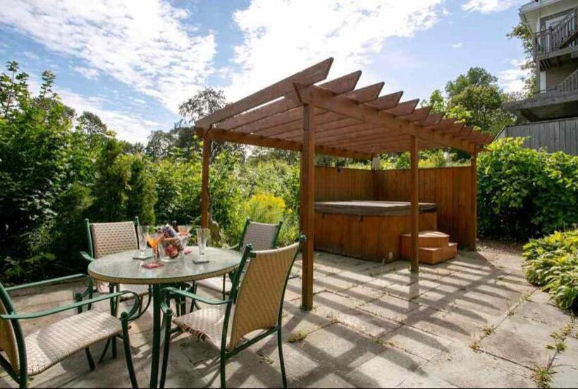 پانسیون Luxury Bachelor By Halifax Waterfront Hot Tub