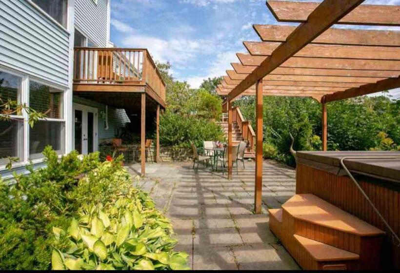 پانسیون Luxury Bachelor By Halifax Waterfront Hot Tub