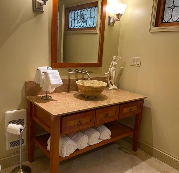 پانسیون Luxury Bachelor By Halifax Waterfront Hot Tub