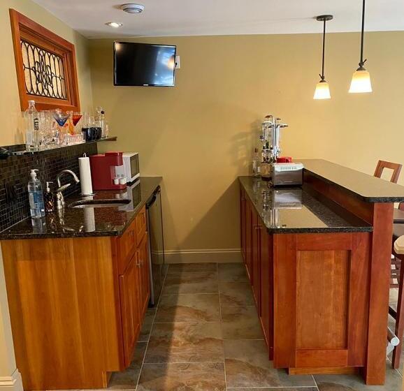 پانسیون Luxury Bachelor By Halifax Waterfront Hot Tub