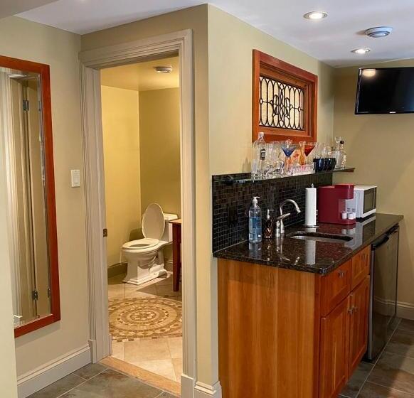 پانسیون Luxury Bachelor By Halifax Waterfront Hot Tub