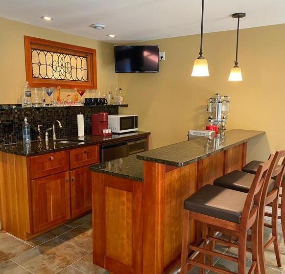 پانسیون Luxury Bachelor By Halifax Waterfront Hot Tub