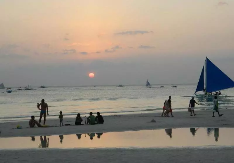هتل Boracay Travelodge Beach Resort