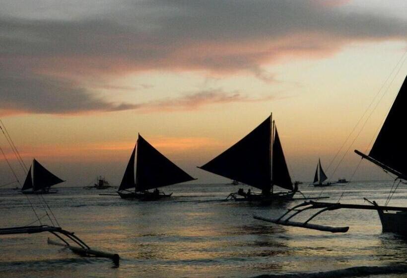 בית מלון כפרי Boracay Travelodge Beach Resort