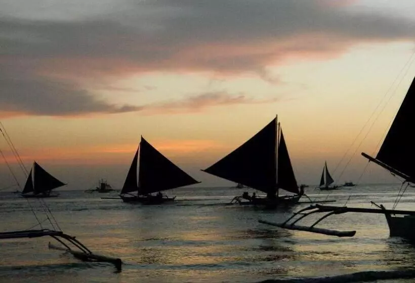 هتل Boracay Travelodge Beach Resort
