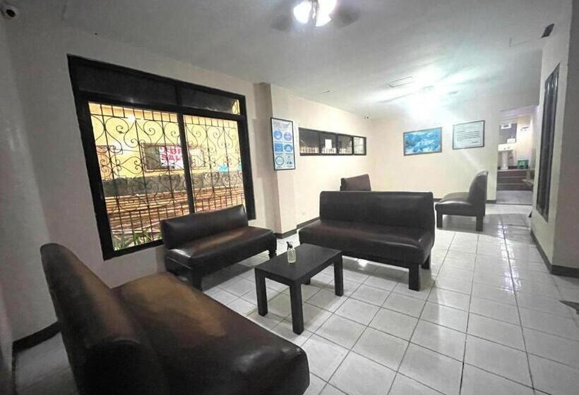 בית מלון כפרי Boracay Travelodge Beach Resort