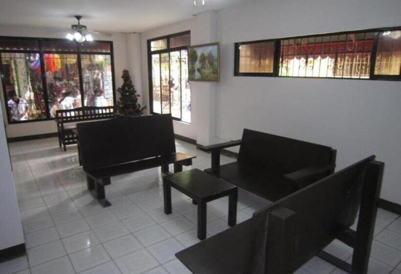 בית מלון כפרי Boracay Travelodge Beach Resort