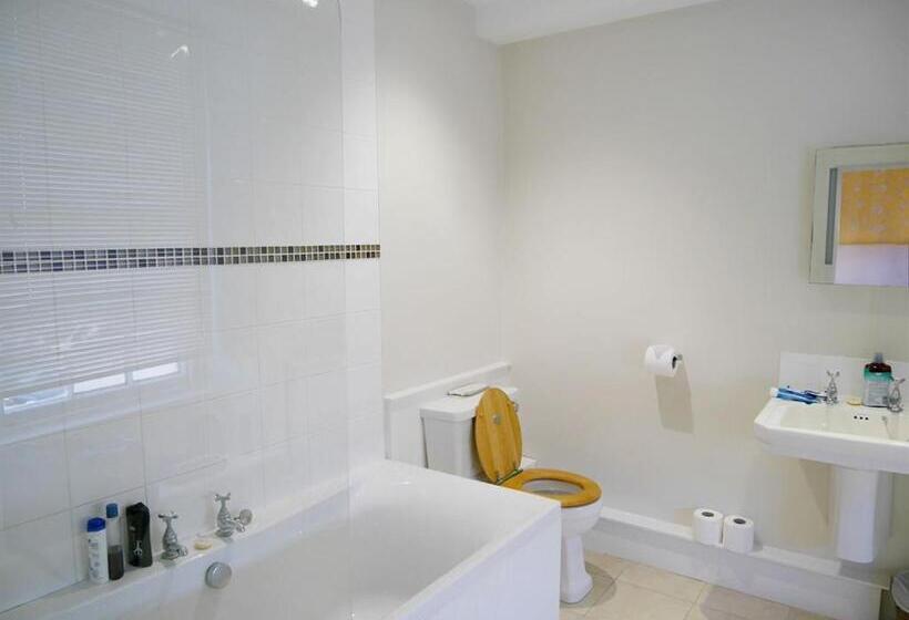 客栈  The Saracens Head