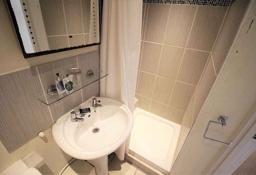 客栈  The Saracens Head