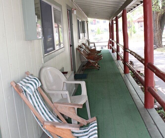 Отель Wapiti Self Service Lodge