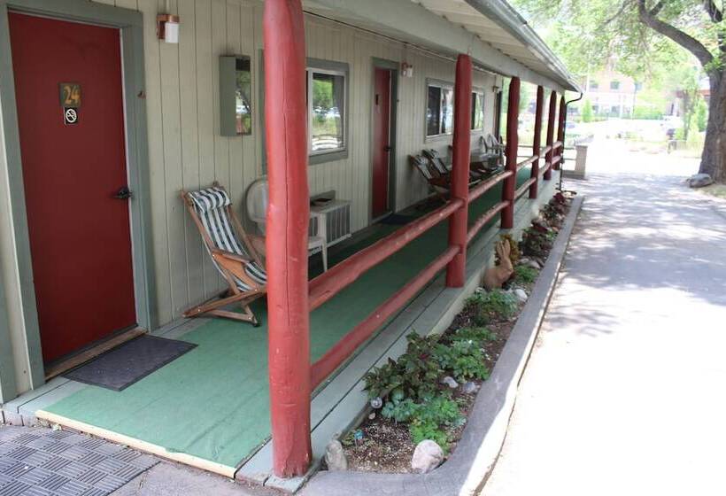 Отель Wapiti Self Service Lodge