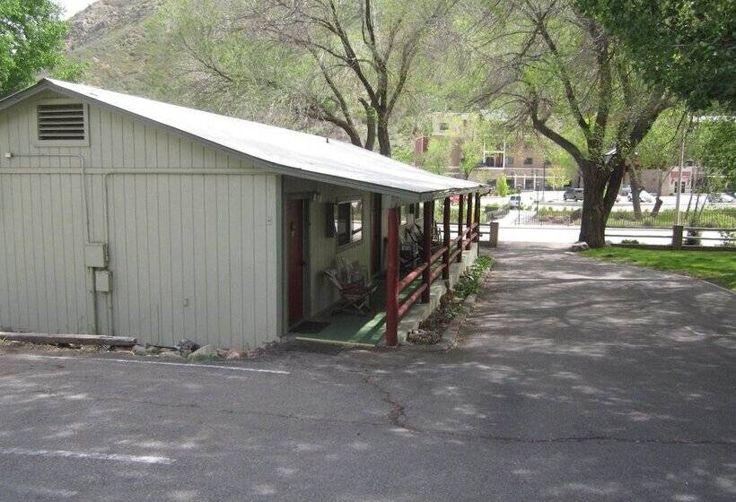 Отель Wapiti Self Service Lodge