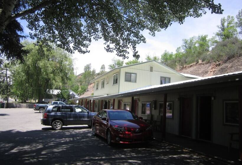 Отель Wapiti Self Service Lodge