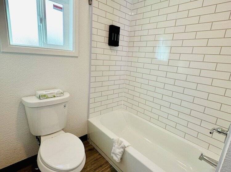 Отель Wapiti Self Service Lodge