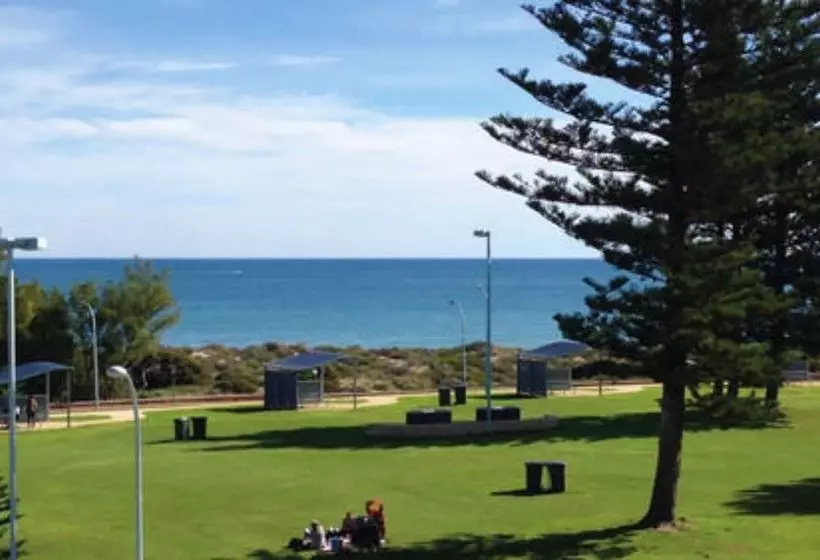 Mullaloo Beach & Apartments