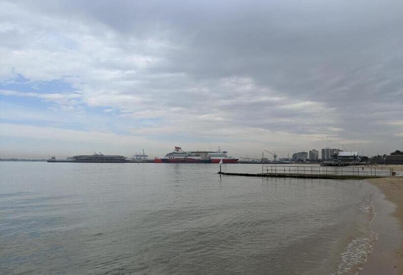 Staycentral   Spacious Seaviews Port Melbourne
