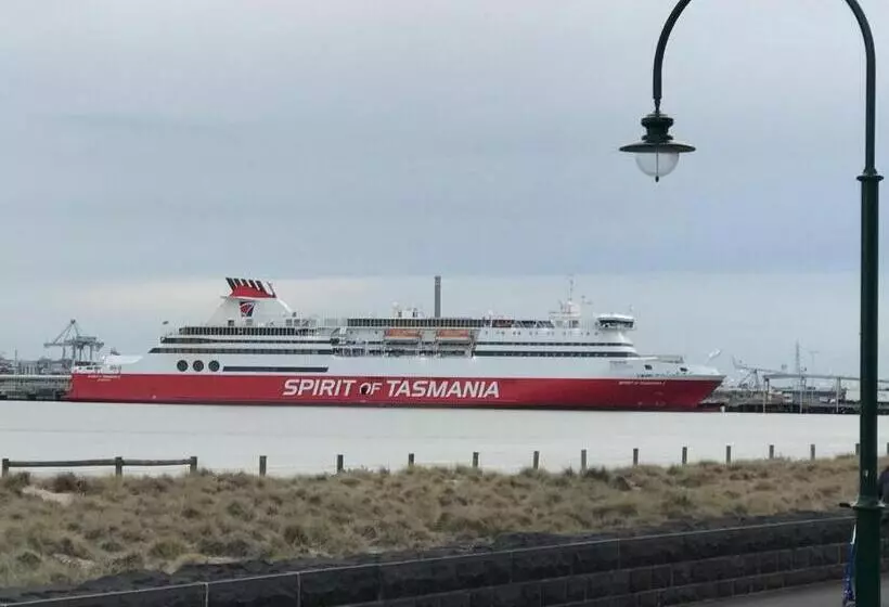 Staycentral   Spacious Seaviews Port Melbourne