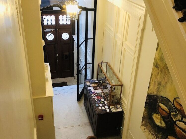 تختخواب و صبحانه The Museum   Au Lit, Jérôme!