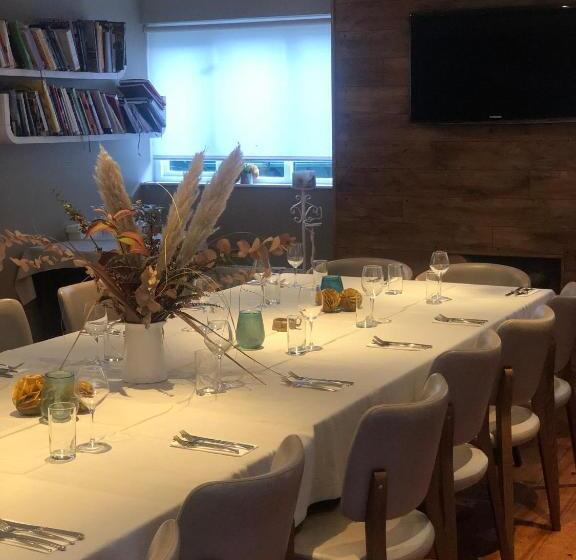 민박 The Baytree Restaurant & Guesthouse