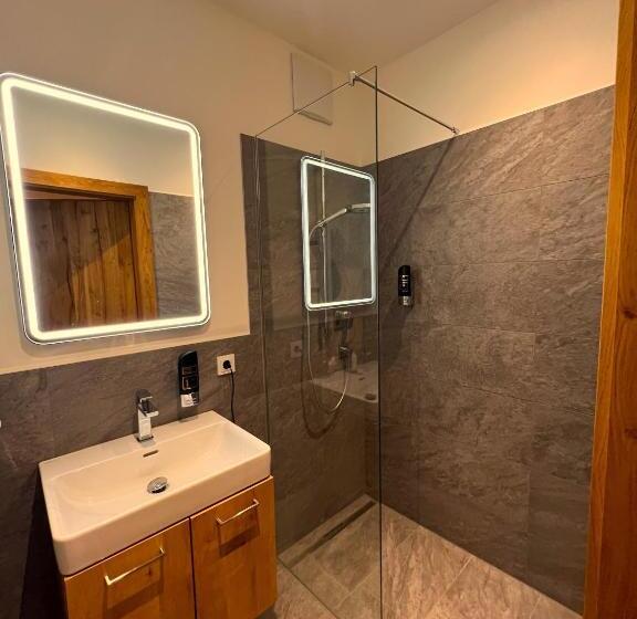 ホテル Gasthof Lebzelter