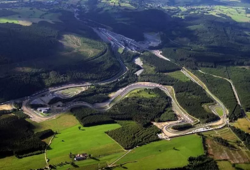 ホテル Hôtel Francorchamps Pitlane Lodge