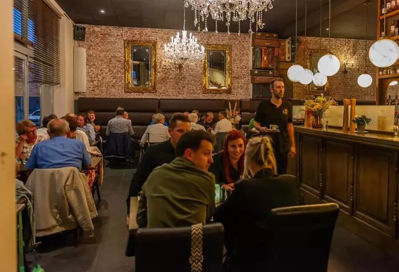 ホテル Brasserie Ingredi