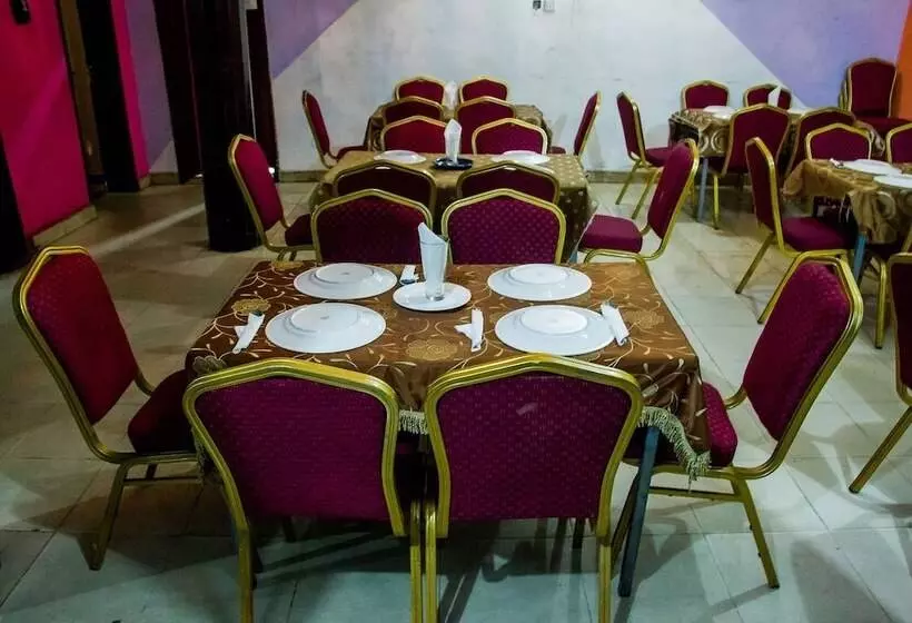 هتل Emglo Suites