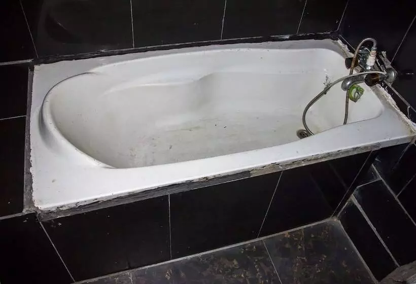 هتل Emglo Suites