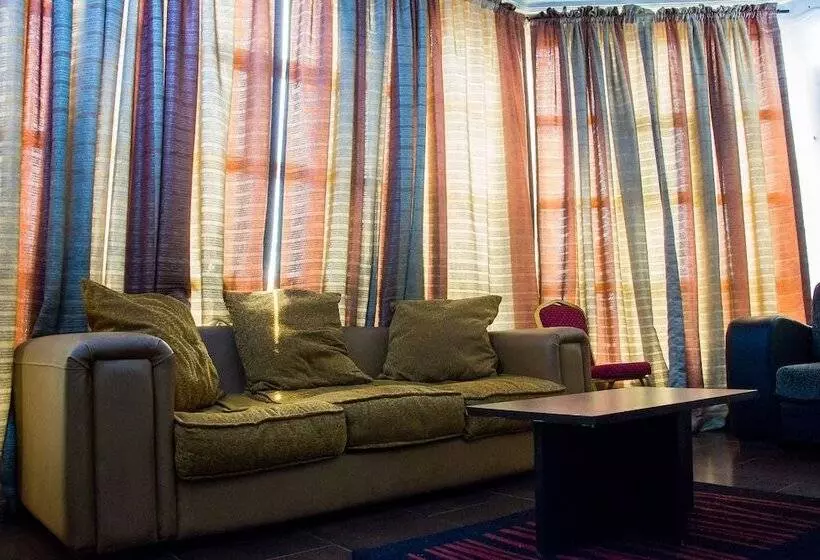 هتل Emglo Suites