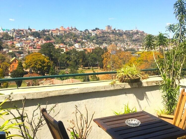 هتل Tana Jacaranda