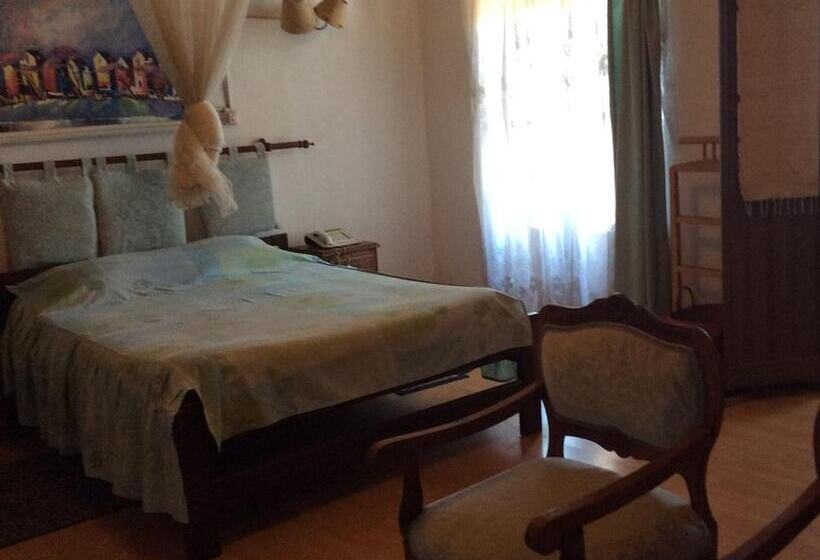 هتل Tana Jacaranda